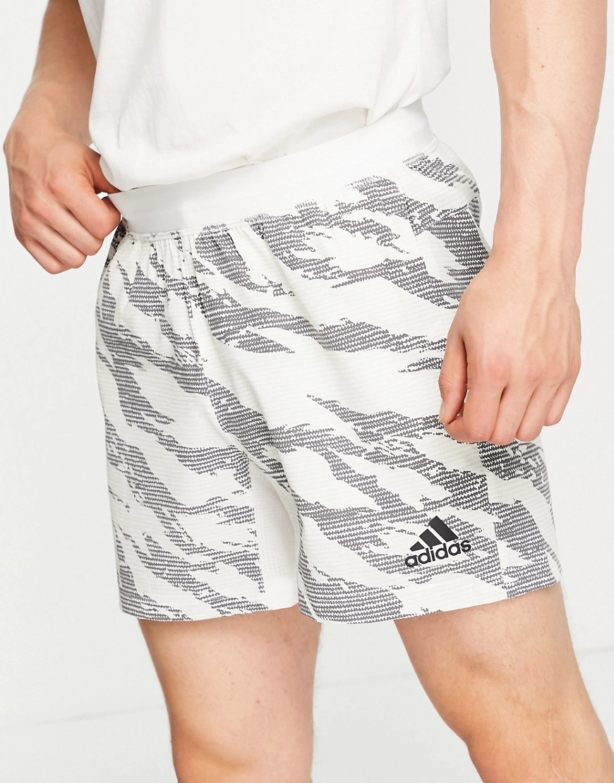 adidas Training – Shorts mit Military-Muster in Weiß günstig online kaufen