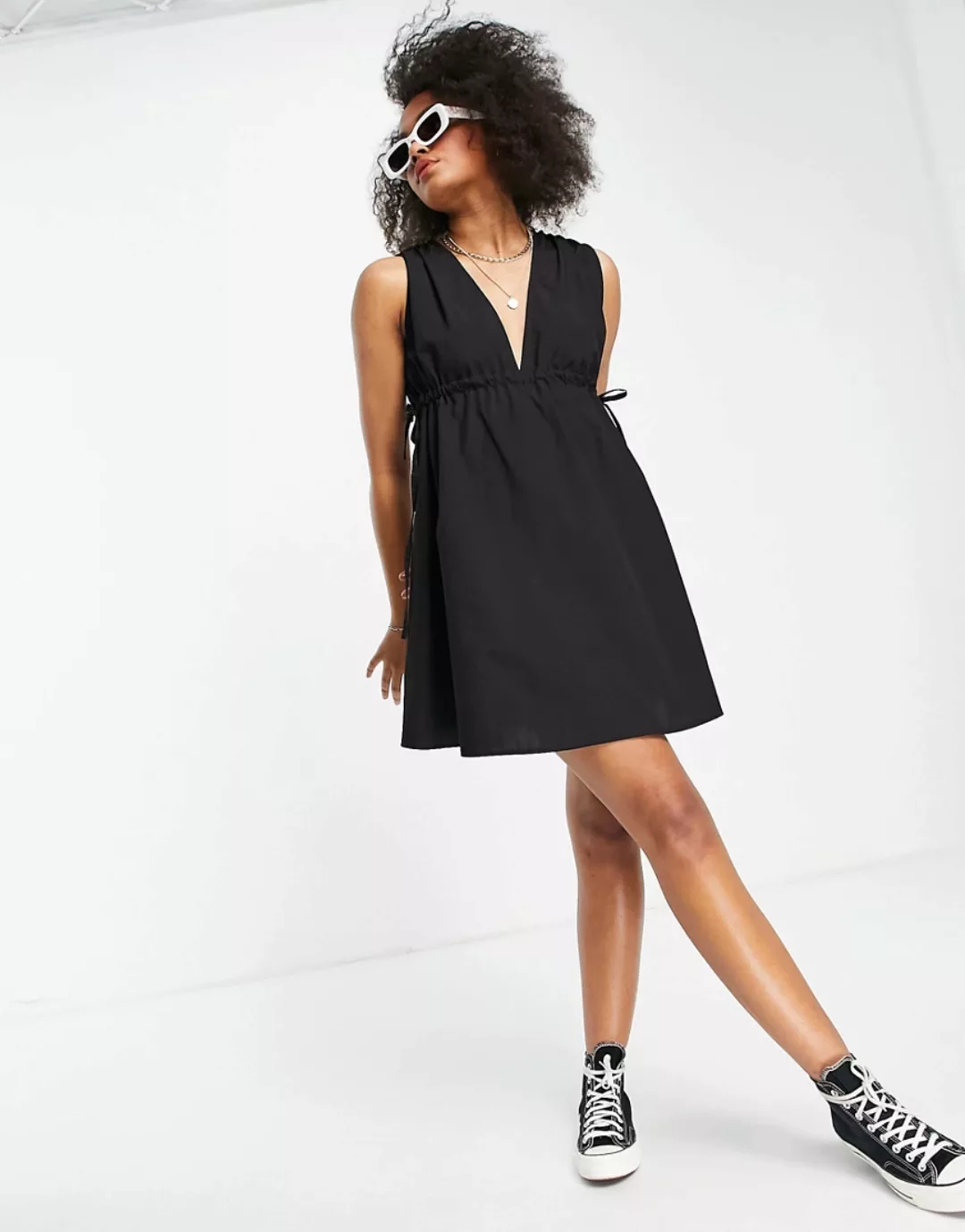 ASOS DESIGN – Schwarzes Minikleid aus Baumwoll-Popelin mit tiefem Ausschnit günstig online kaufen