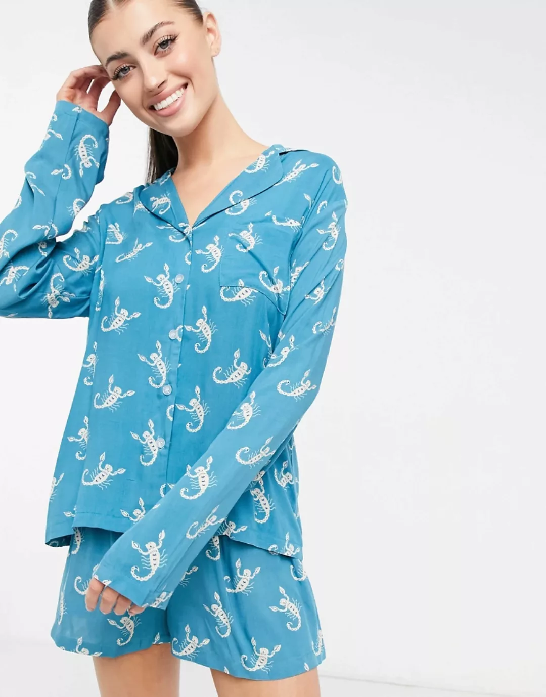 Night – Kurzes Pyjama-Set mit Skorpion-Print in Blau-Mehrfarbig günstig online kaufen