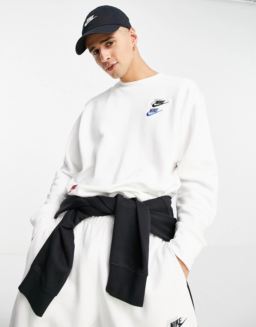 Nike – Essential – Fleece-Sweatshirt mit Rundhalsausschnitt und mehreren Lo günstig online kaufen