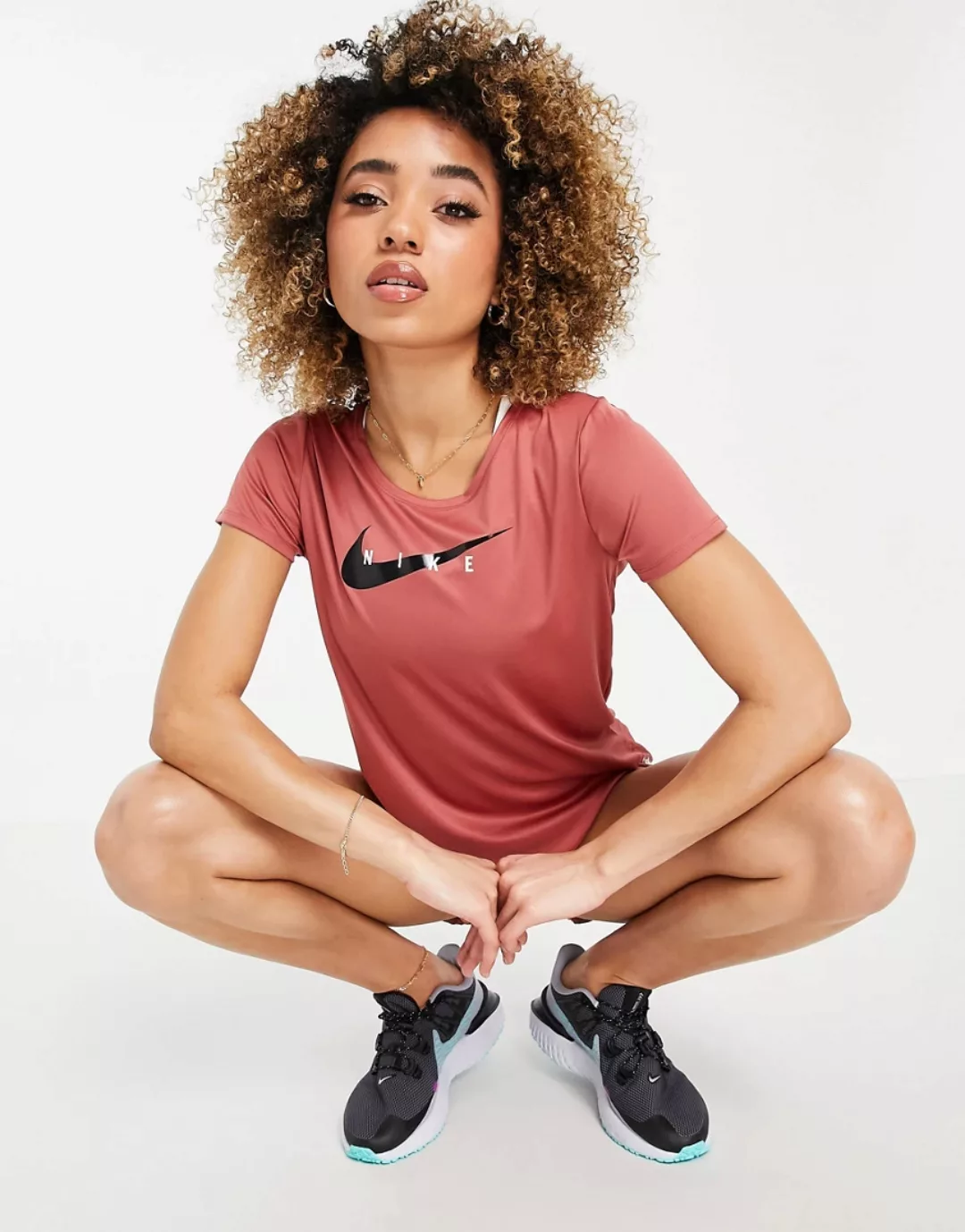 Nike Running – Kurzärmliges Oberteil mit Swoosh-Logo in Rostrot günstig online kaufen