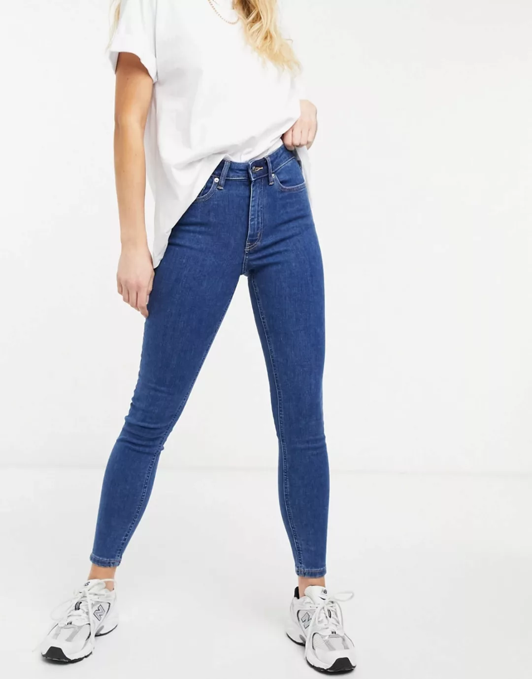 ASOS DESIGN – Ridley – Eng geschnittene Jeans mit hohem Bund in mittlerer W günstig online kaufen