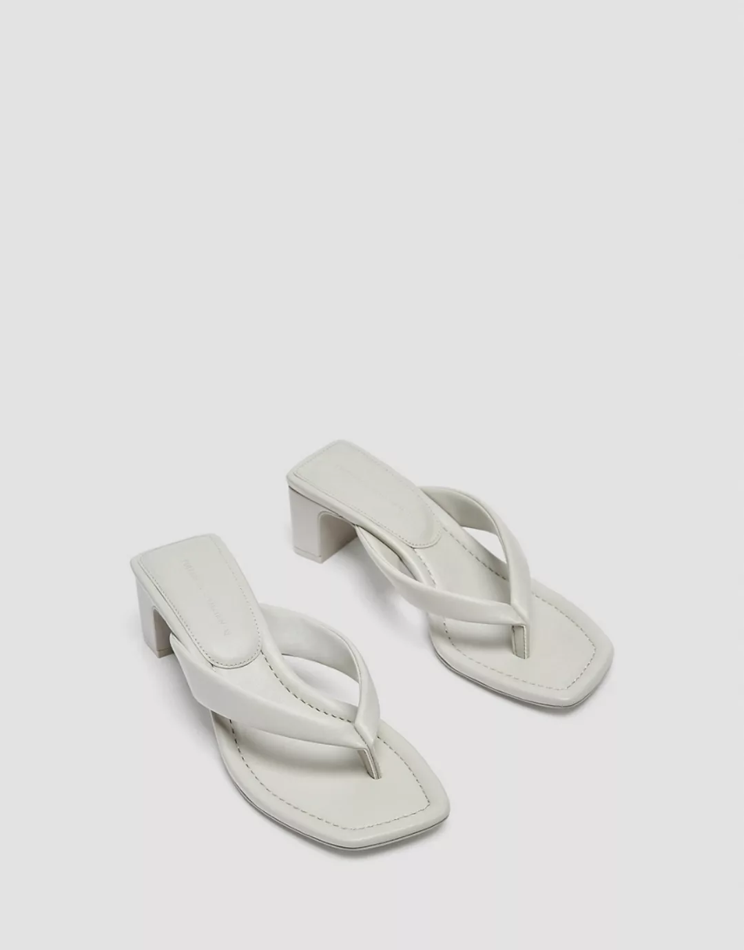Pull&Bear – Sandalen mit Absatz und Zehensteg in Ecru-Weiß günstig online kaufen