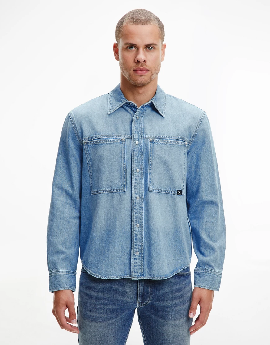 Calvin Klein Jeans – Jeanshemd in heller Waschung mit Brusttasche-Blau günstig online kaufen