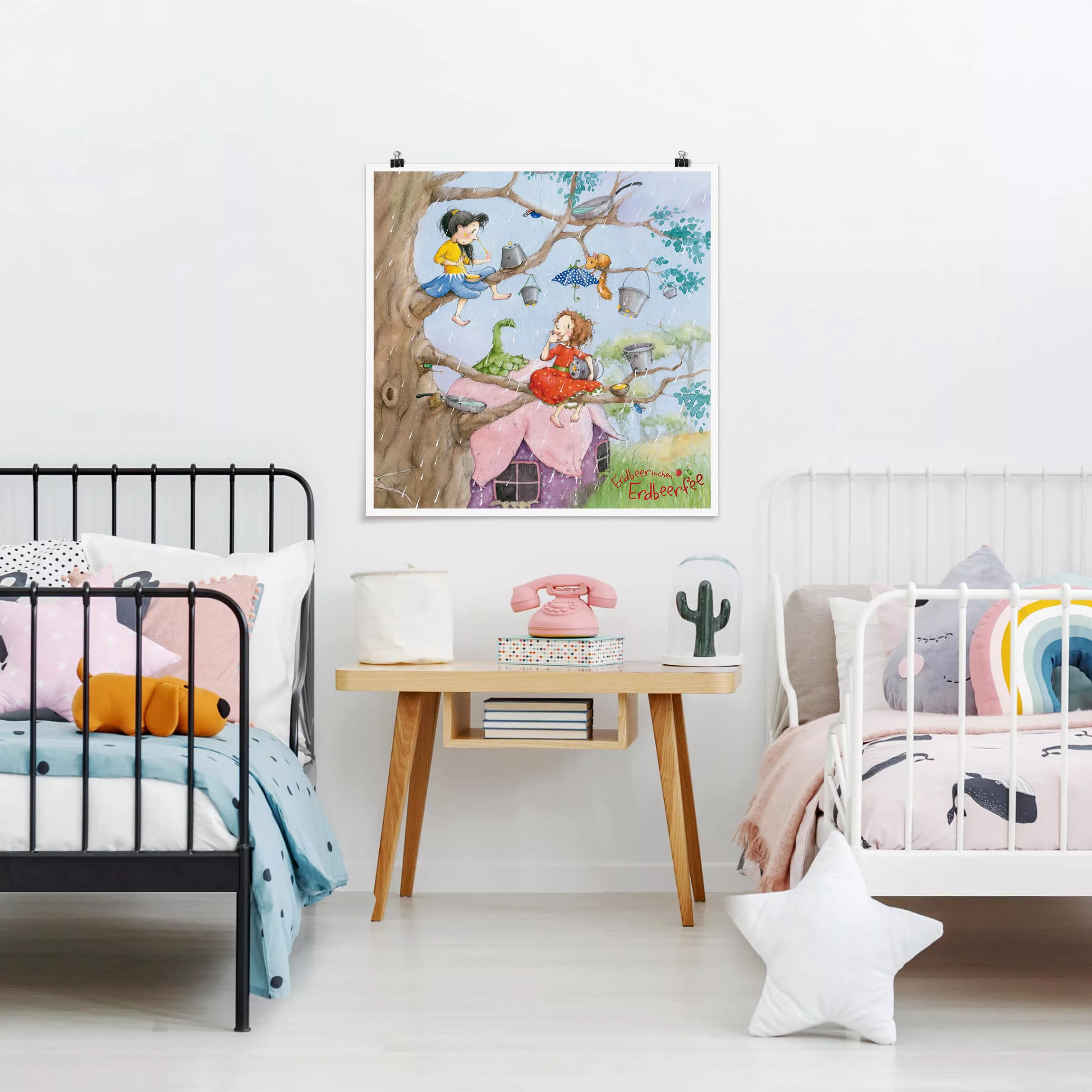 Poster Kinderzimmer - Quadrat Erdbeerinchen Erdbeerfee - Es regnet günstig online kaufen