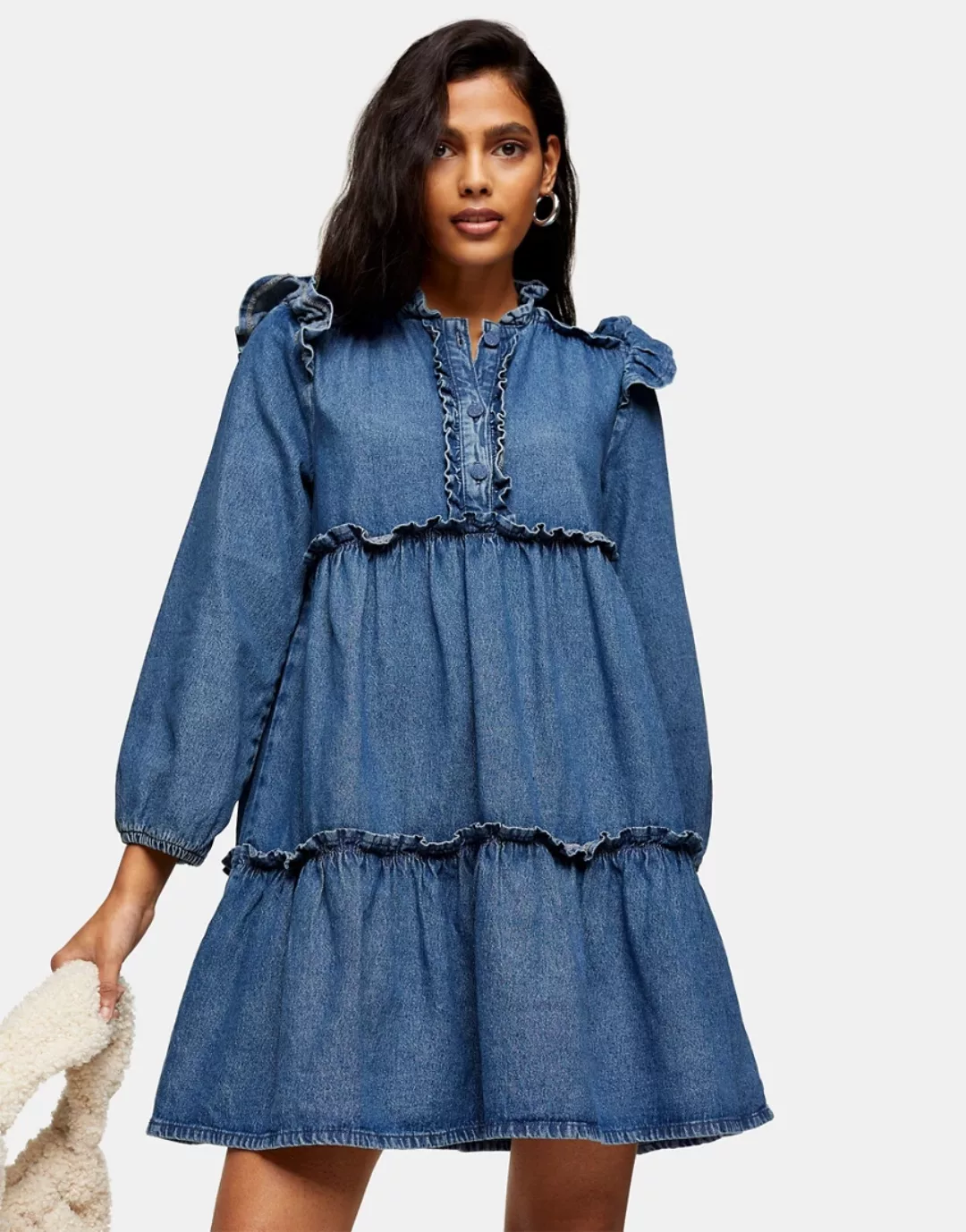 Topshop – Gestuftes Mini-Jeanskleid mit Rüschen in mittelblauer Waschung-Br günstig online kaufen