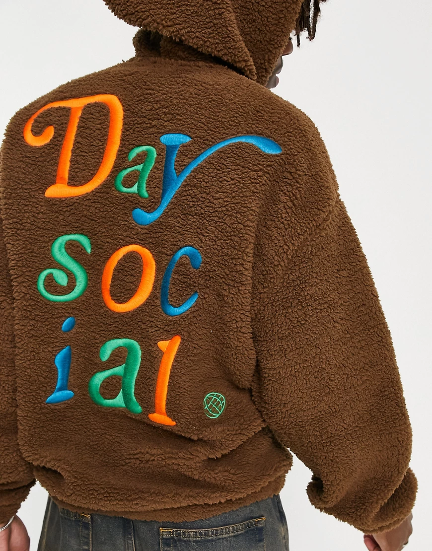 ASOS Daysocial – Übergroßer Kapuzenpullover aus Teddyfell in Braun mit groß günstig online kaufen