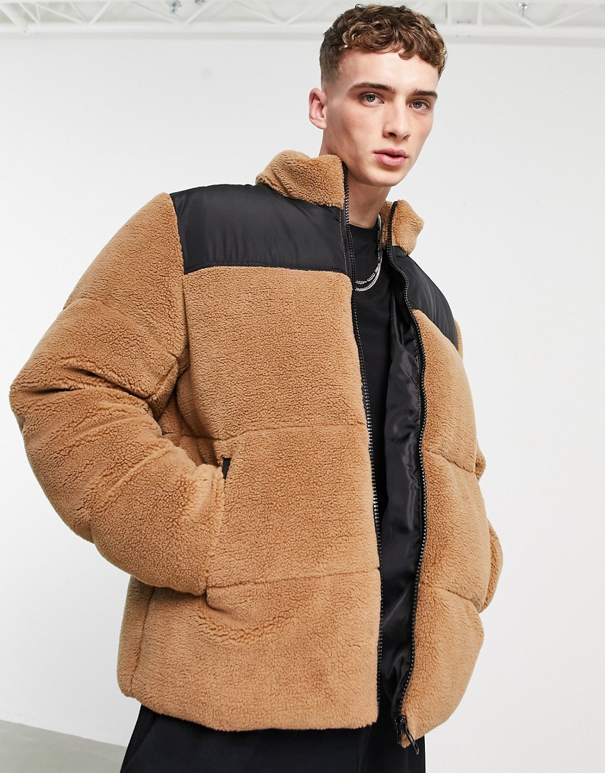 ASOS DESIGN – Steppjacke aus Teddyfell in Braun mit farblich abgesetzter Ba günstig online kaufen