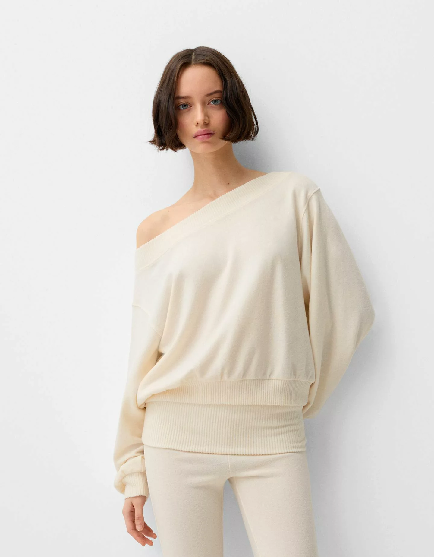 Bershka Soft-Touch-Pullover Mit Asymmetrischem Ausschnitt Damen S Rohweiß günstig online kaufen