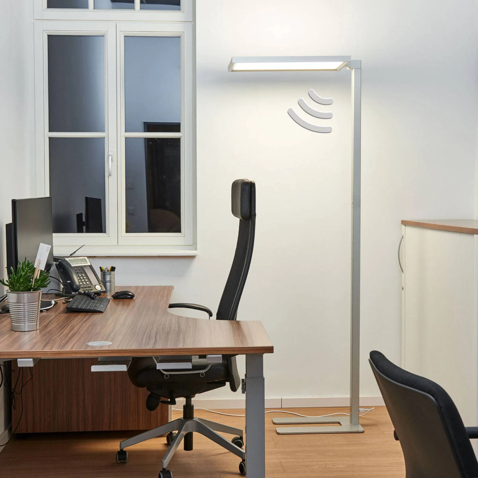 Silberne Büro-LED-Stehlampe Dorean günstig online kaufen
