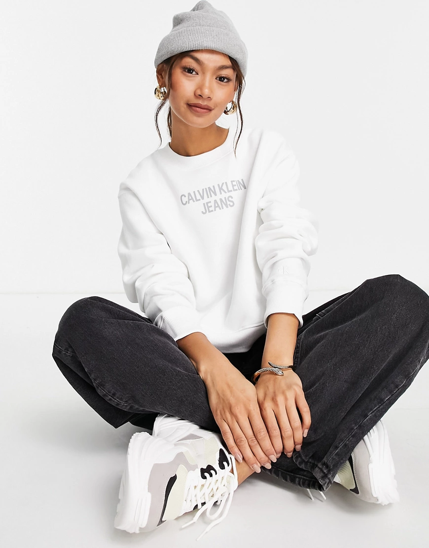 Calvin Klein Jeans – Sweatshirt in Weiß mit markentypischem Logo günstig online kaufen