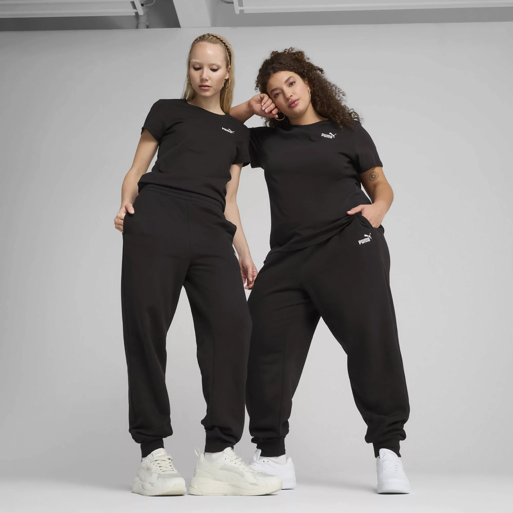 PUMA Sporthose "ESS Small No. 1 Logo Comfort Hochgeschnittene Jogginghose D günstig online kaufen