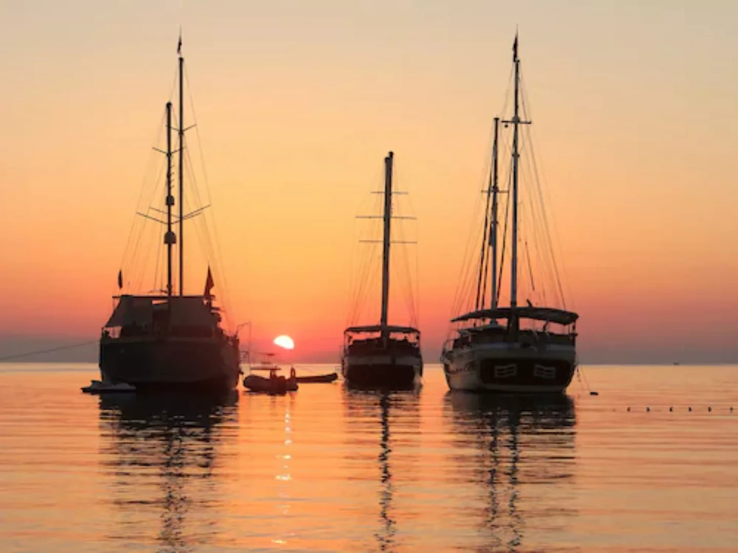 Papermoon Fototapete »SCHIFFE-SONNENAUFGANG WALD WALD MEER STRAND BOOTE SEE günstig online kaufen