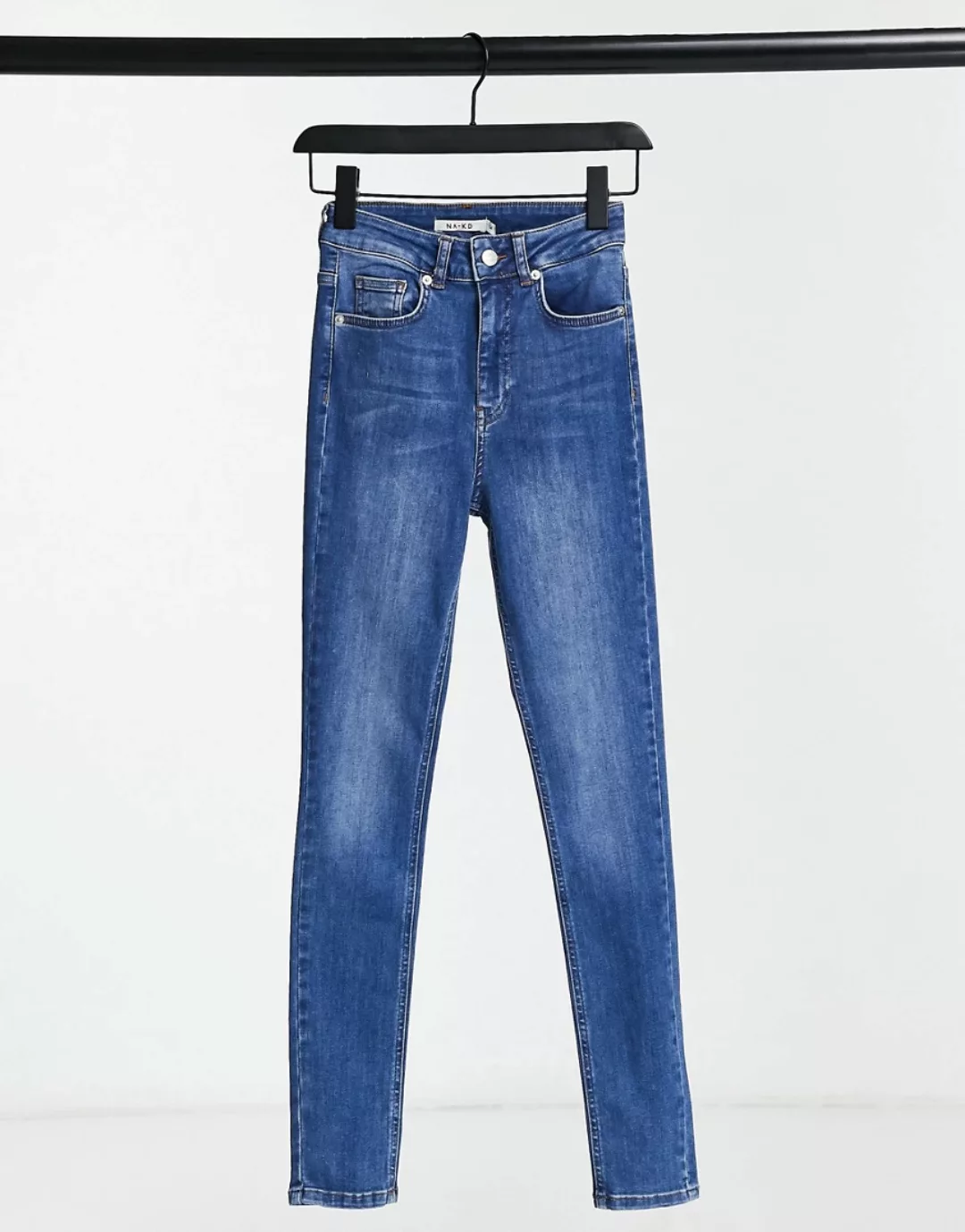 NA-KD – Enge Jeans mit hohem Bund in Mittelblau günstig online kaufen