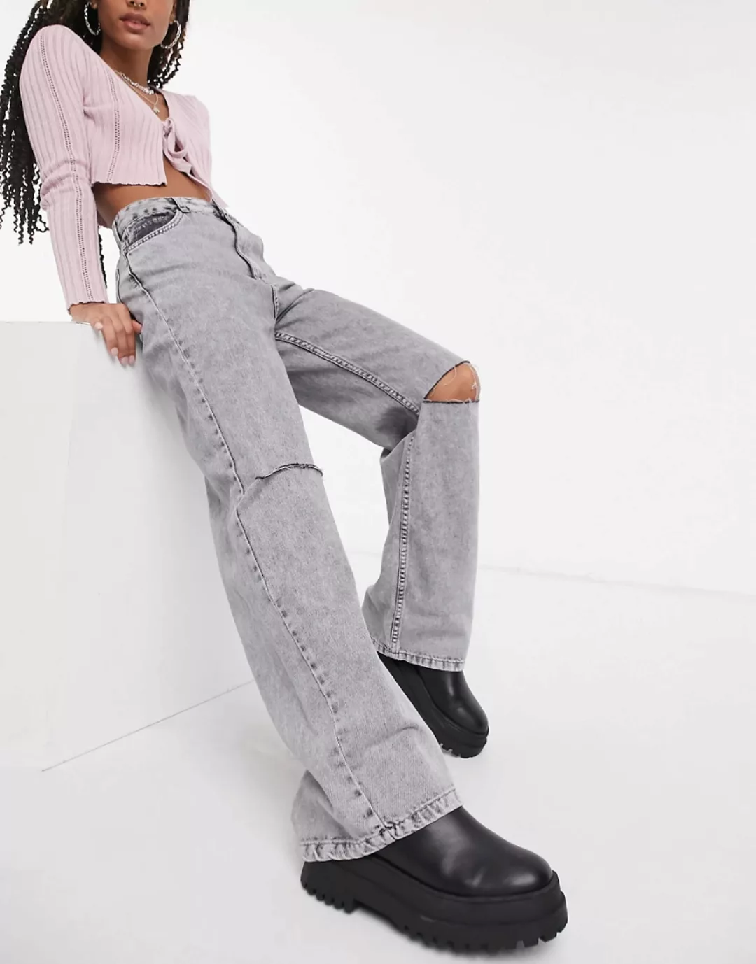 Bershka – Jeans im 90er Stil mit weitem Bein und Rissen am Knie in Grau günstig online kaufen