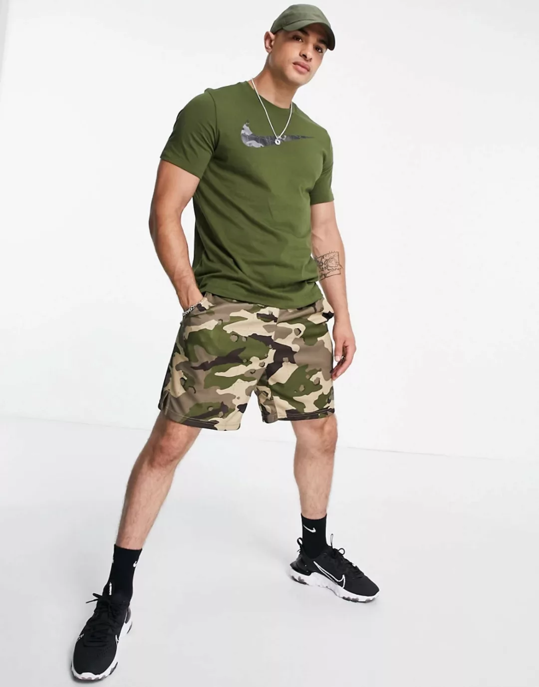 Nike Training – T-Shirt in Khaki mit Swoosh-Logo mit Military-Muster-Grün günstig online kaufen
