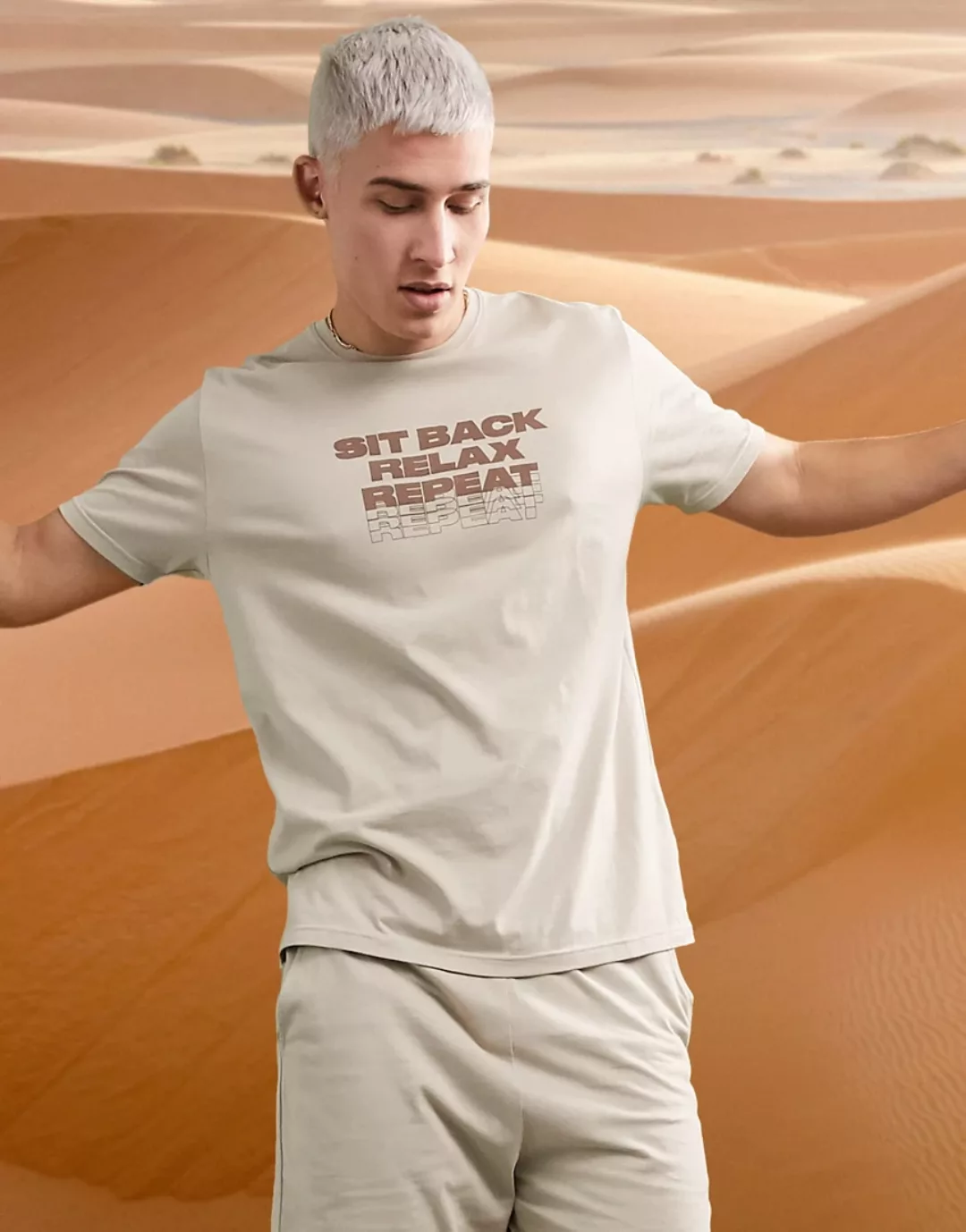 ASOS DESIGN – Lounge-Set mit Shorts und T-Shirt mit Schriftzug-Neutral günstig online kaufen