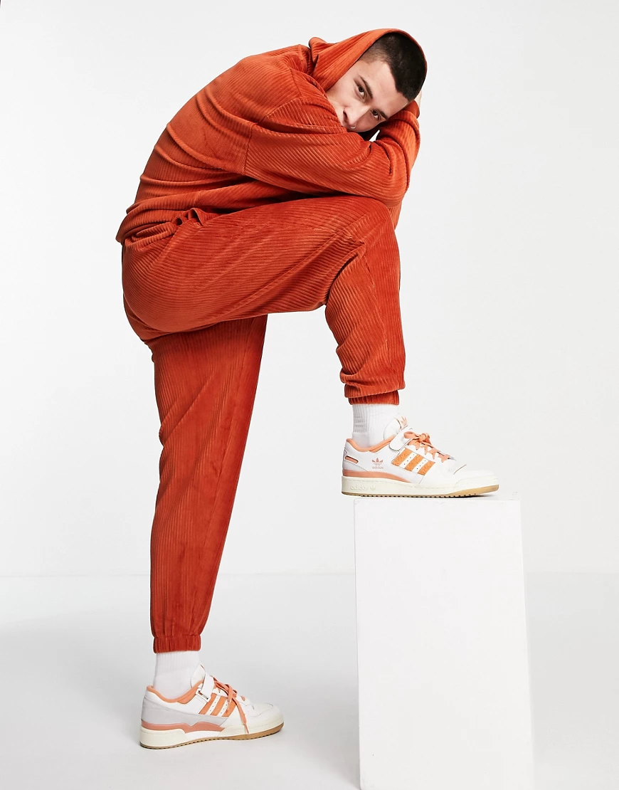 ASOS DESIGN – Oversize-Jogginghose aus geripptem Velours in Tabakbraun, Kom günstig online kaufen