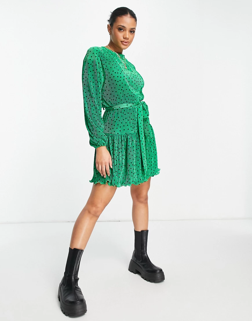 ASOS DESIGN – Plissiertes Minikleid mit Gürtel in Grün mit schwarzem Punkte günstig online kaufen