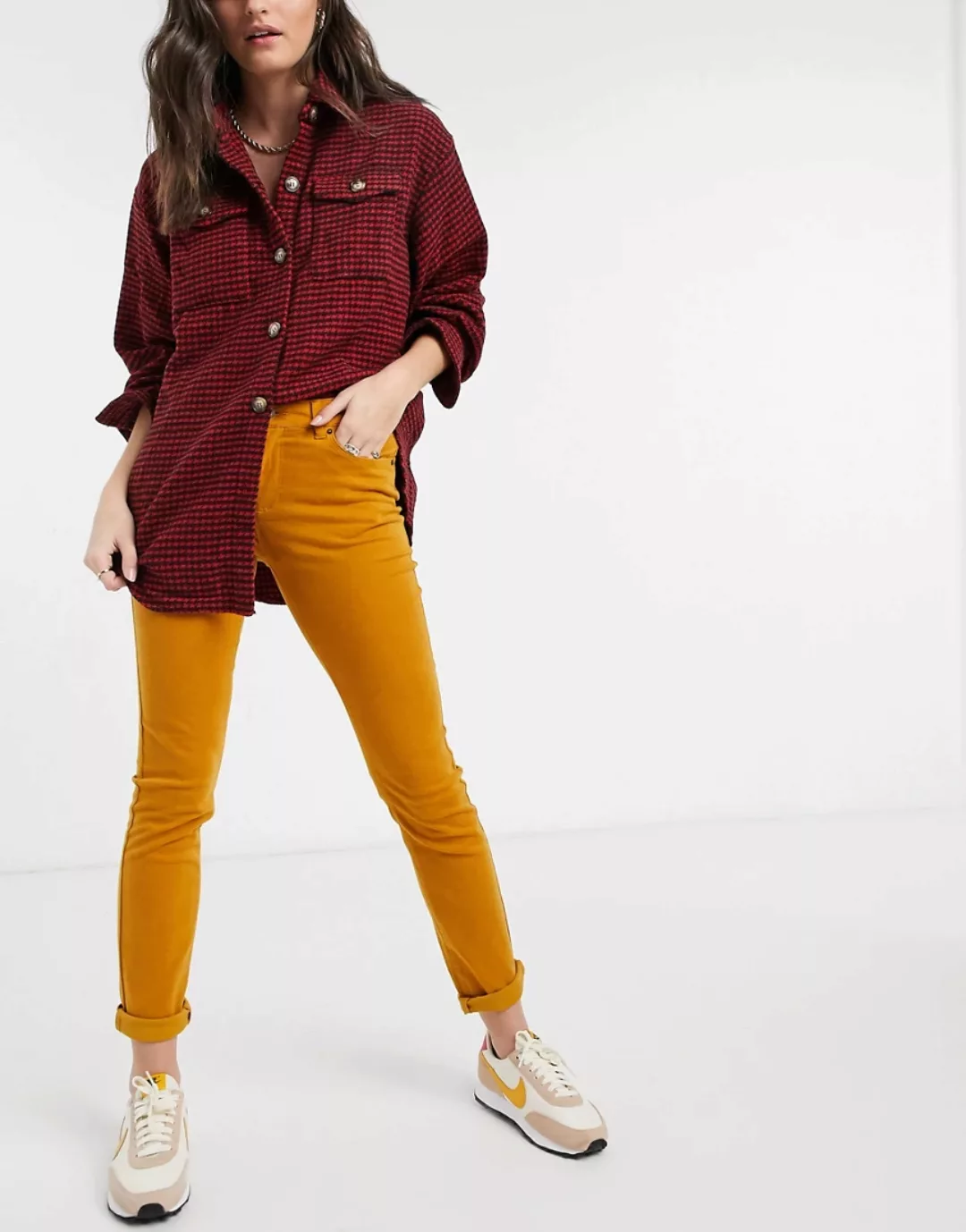 Vero Moda – Enge Jeans in Braun günstig online kaufen
