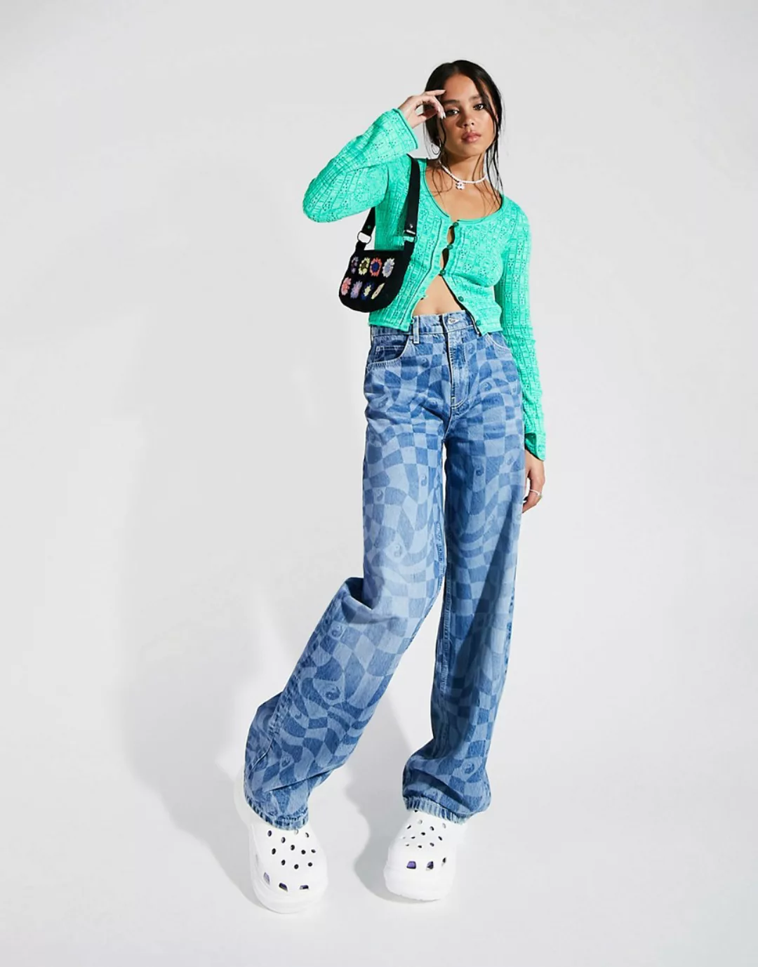ASOS DESIGN – Oversize-Skater-Jeans aus Bio-Baumwollmix mit psychedelischem günstig online kaufen