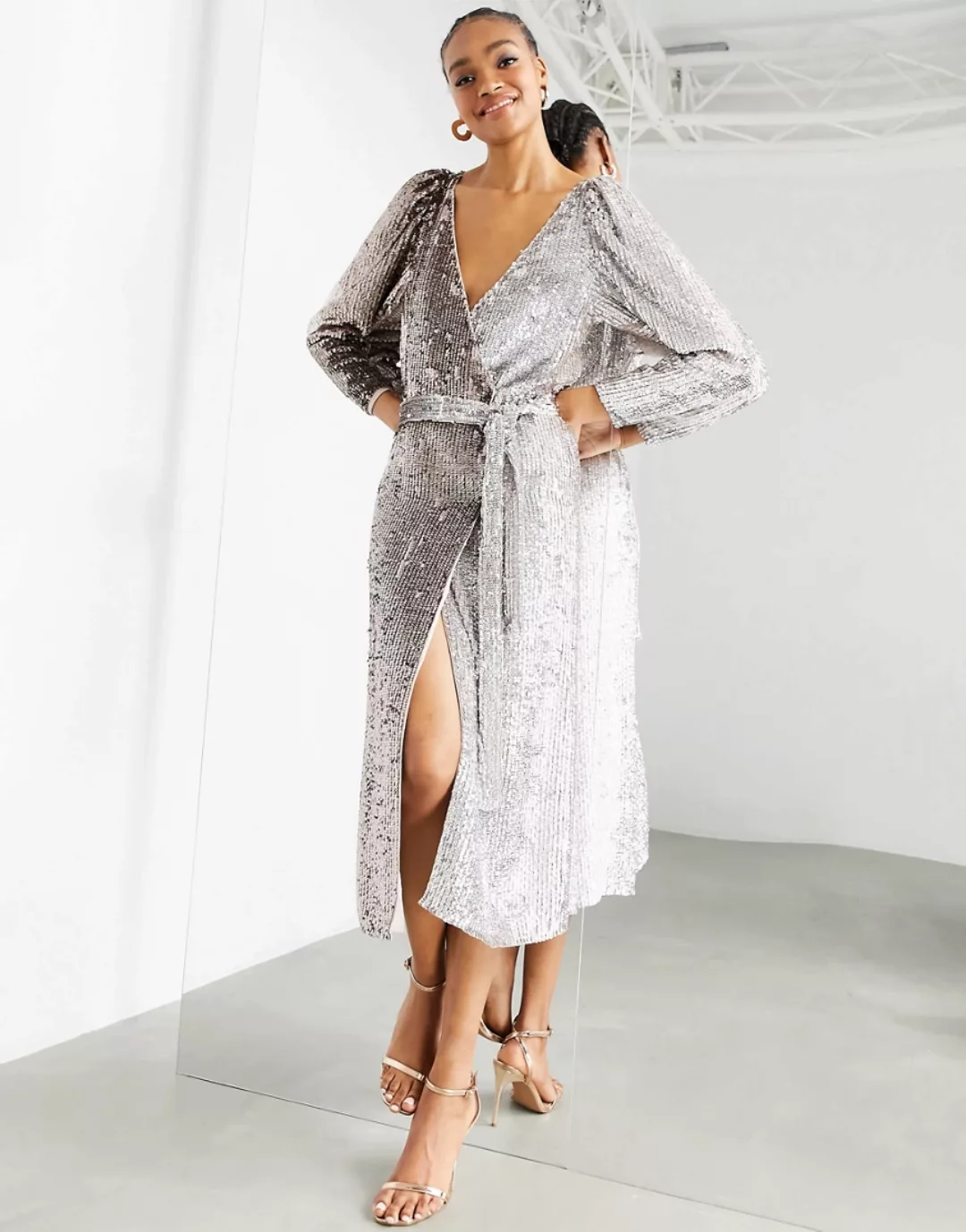 ASOS EDITION – Silbernes Wickelkleid mit Pailletten im Farbverlauf günstig online kaufen