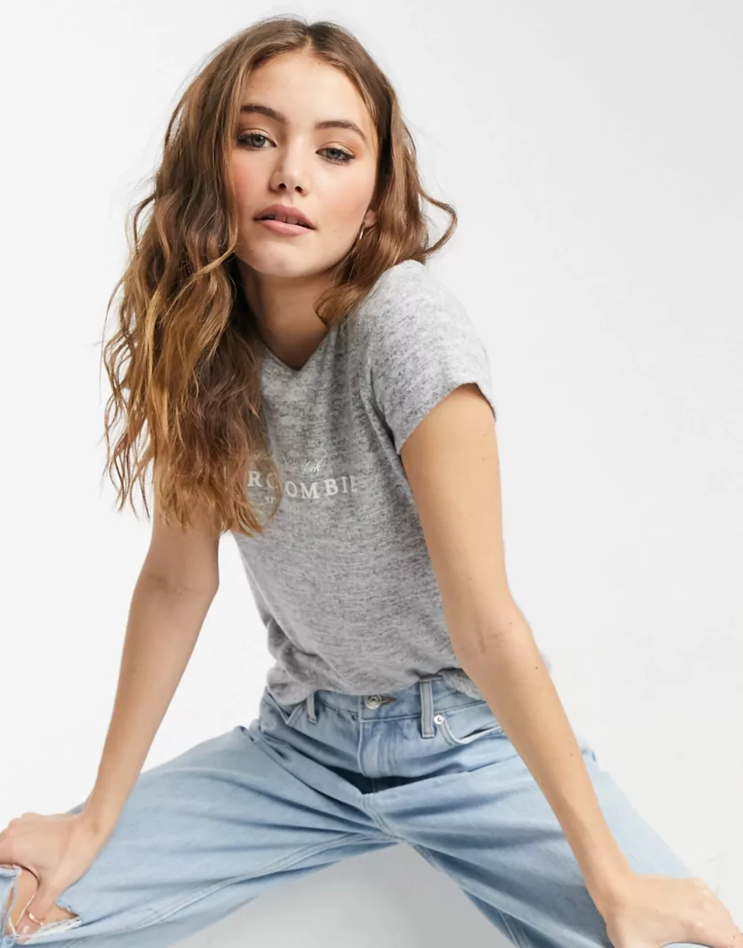 Abercrombie & Fitch – Bequemes T-Shirt in Grau mit Logo günstig online kaufen