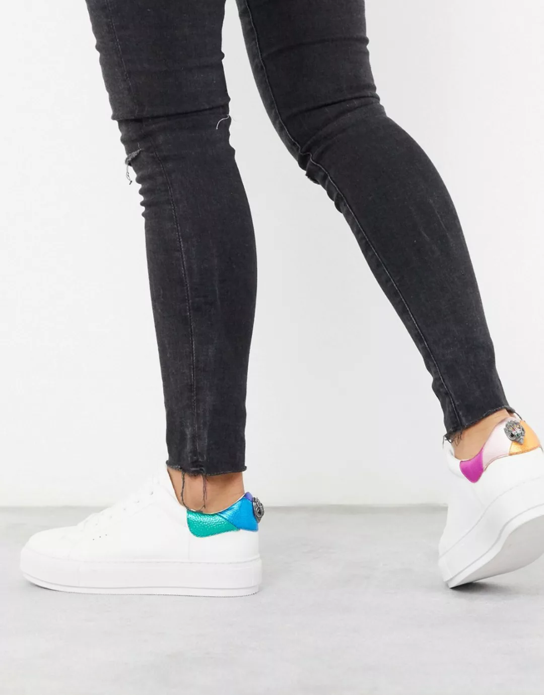 Kurt Geiger London – Laney – Sneaker mit Besatz in Regenbogenfarben-Weiß günstig online kaufen