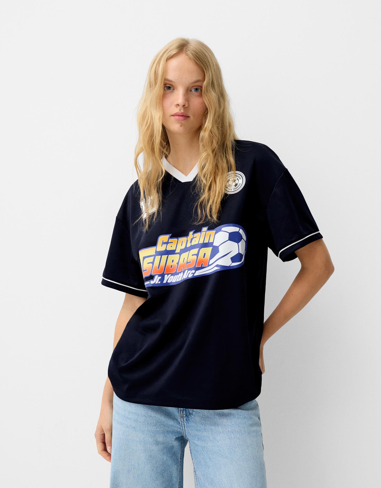 Bershka Sportliches T-Shirt Captain Tsubasa Mit Kurzen Ärmeln Damen 10-12 M günstig online kaufen