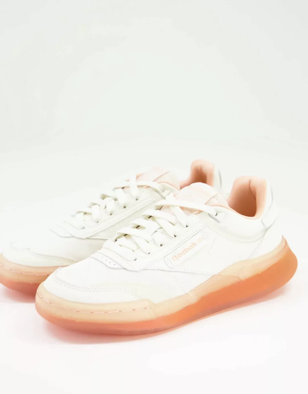 Reebok Classic – Club C Legacy – Sneaker in Kreideweiß mit Sohle in Orange günstig online kaufen