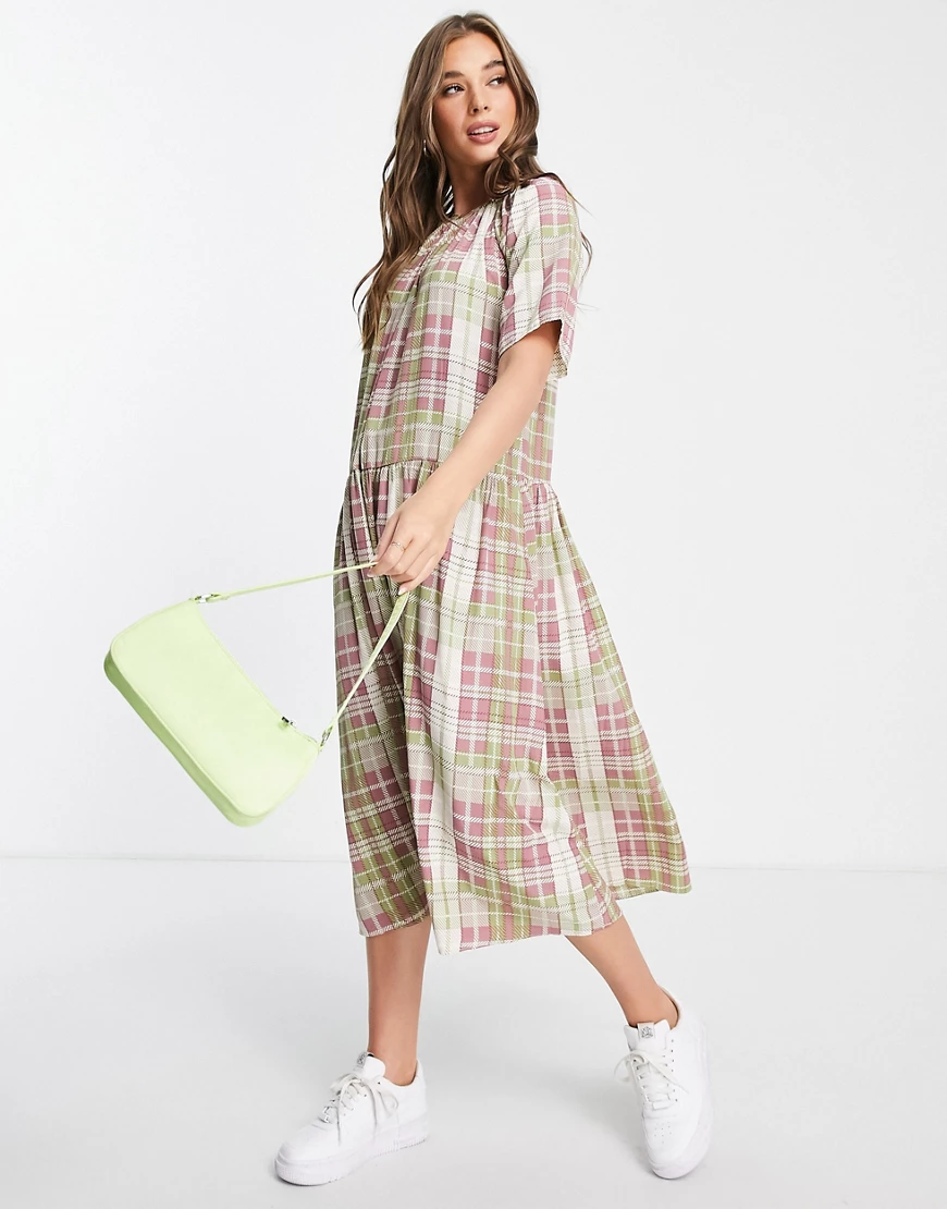 Glamorous – Midi-Hängerkleid aus Satin mit buntem Karomuster und tief anges günstig online kaufen