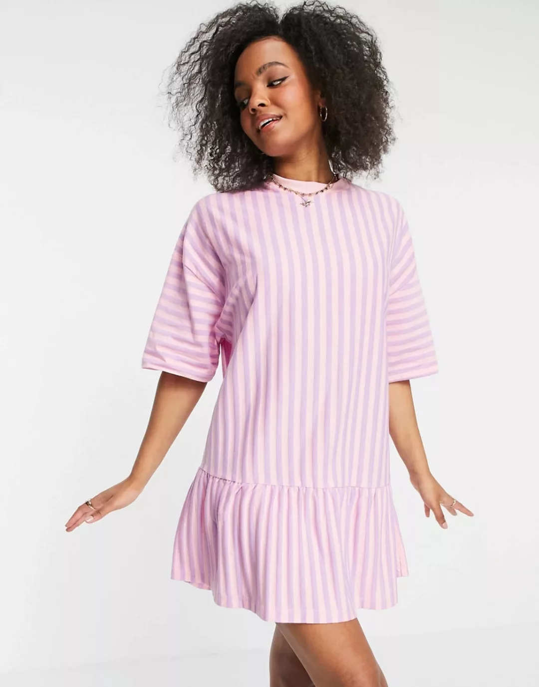 ASOS DESIGN – Oversize-T-Shirt-Kleid mit Rüschensaum und rosa und lila Stre günstig online kaufen
