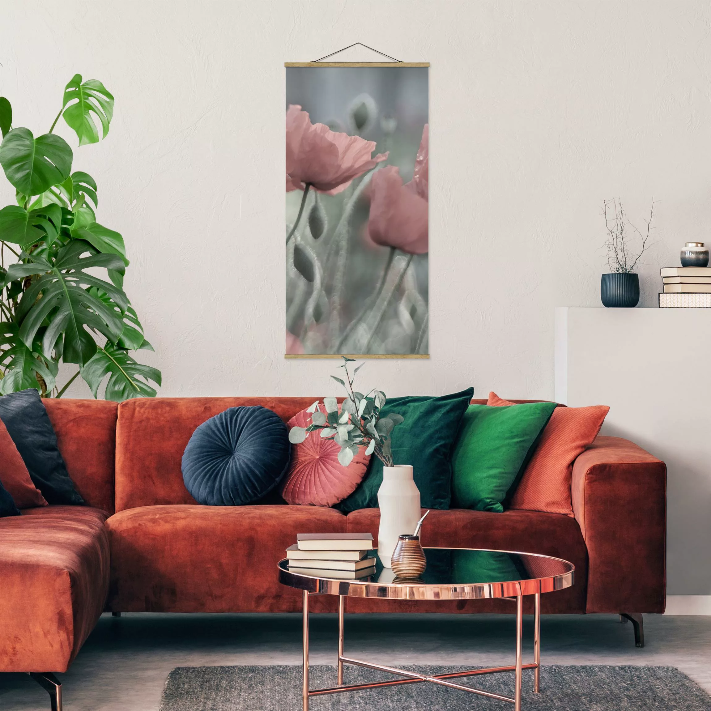 Stoffbild Blumen mit Posterleisten - Hochformat Malerische Mohnblumen günstig online kaufen