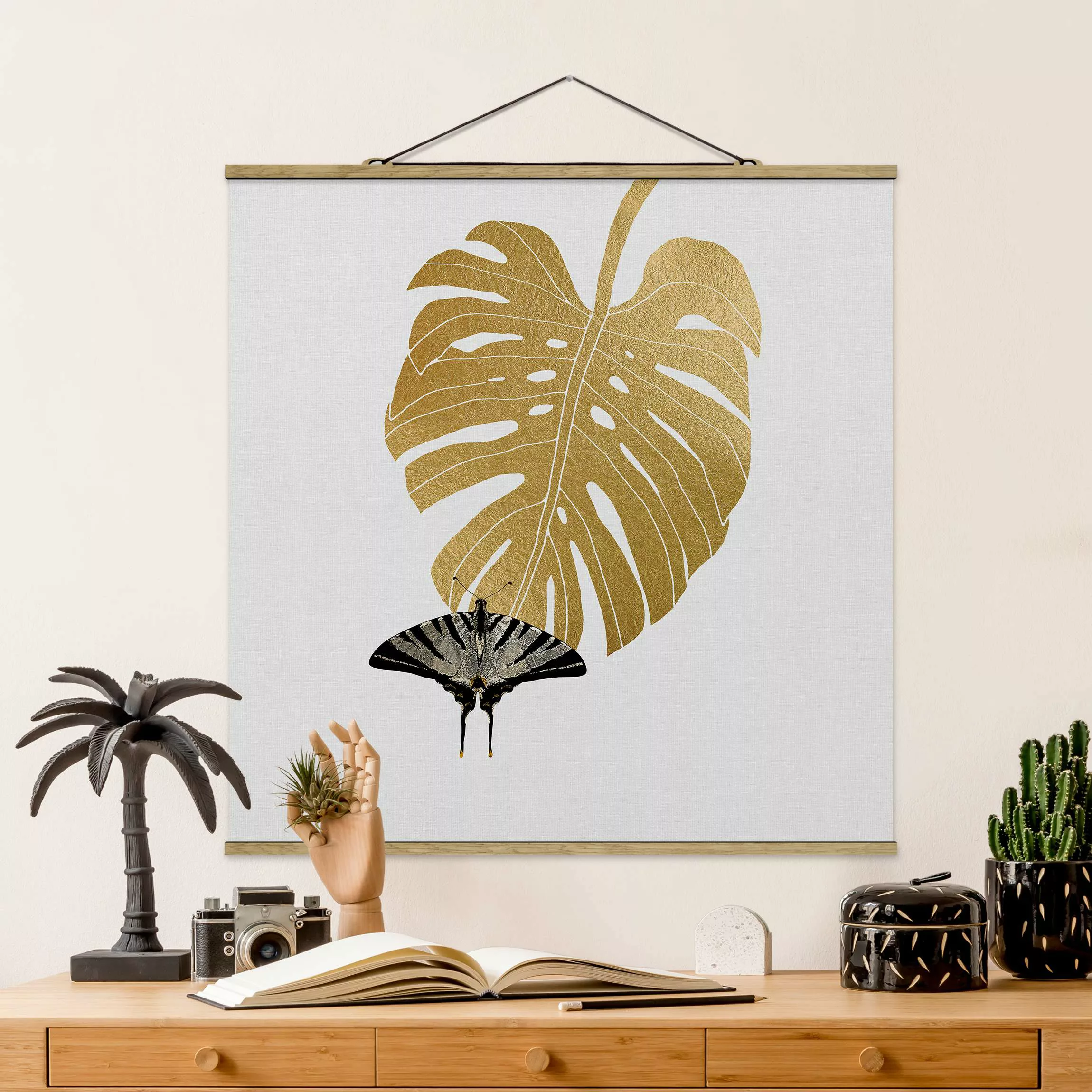 Stoffbild mit Posterleisten Goldene Monstera mit Schmetterling günstig online kaufen