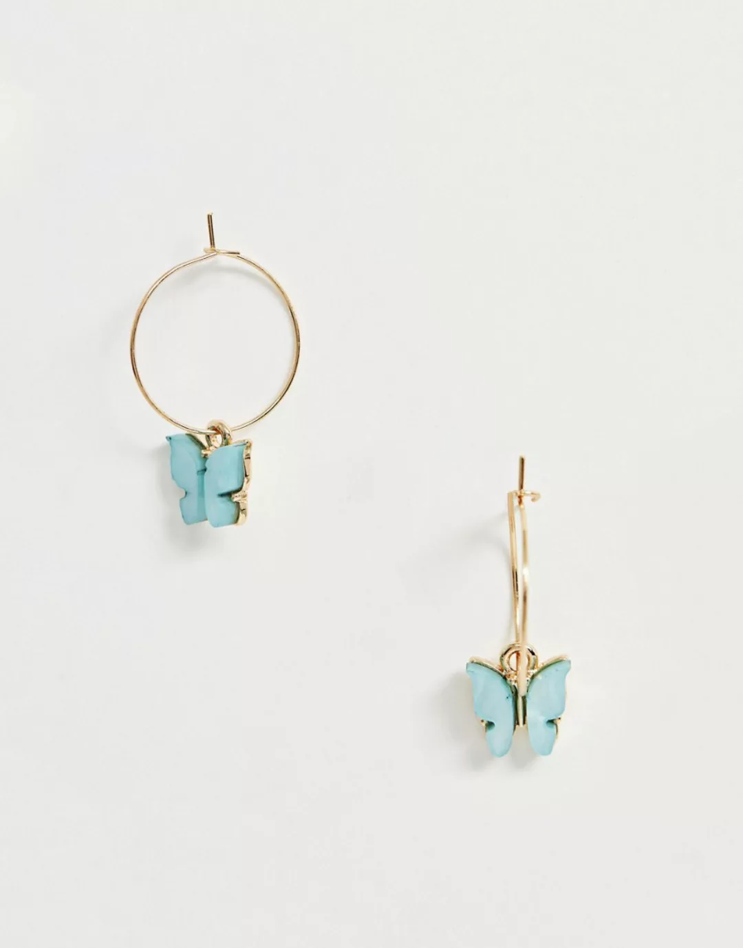 ASOS DESIGN – Goldfarbene Creolen mit blauem Schmetterlingsanhänger günstig online kaufen