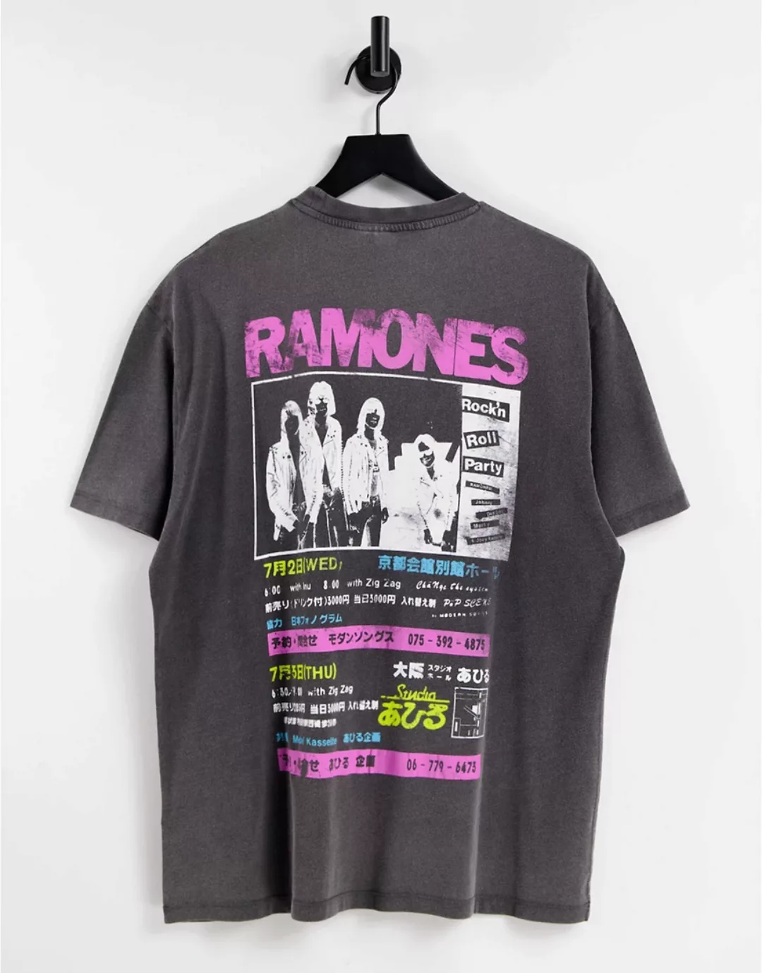 ASOS DESIGN – T-Shirt in verwaschenem Schwarz mit Ramones-Print günstig online kaufen
