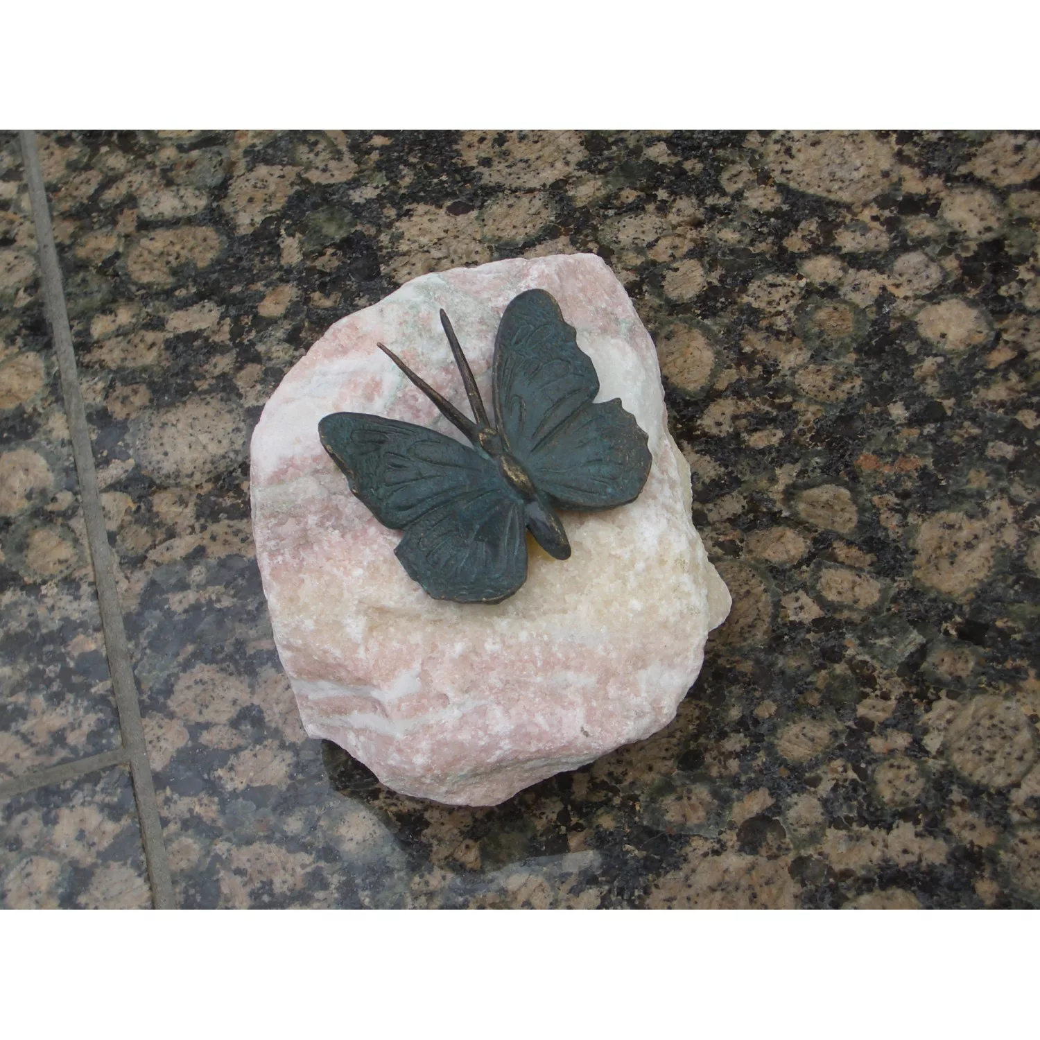 Deko-Figur Schmetterling auf Rosariofindling 8 cm günstig online kaufen