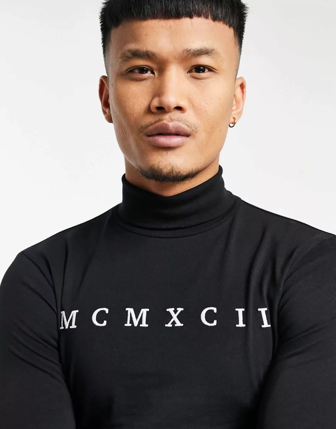 ASOS DESIGN – Enges, langärmliges Shirt in Schwarz mit aufgedruckten römisc günstig online kaufen