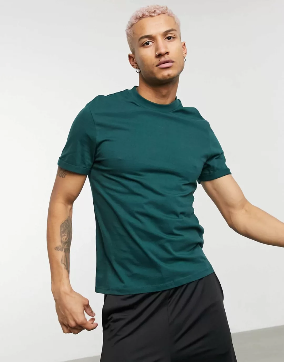 ASOS DESIGN – T-Shirt aus Bio-Baumwolle mit Rundhalsausschnitt und umgeschl günstig online kaufen