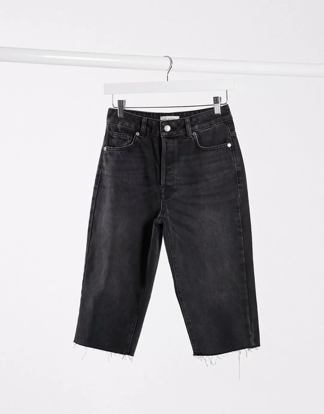 Selected Femme – Lange Jeansshorts mit unverarbeitetem Saum in Schwarz günstig online kaufen
