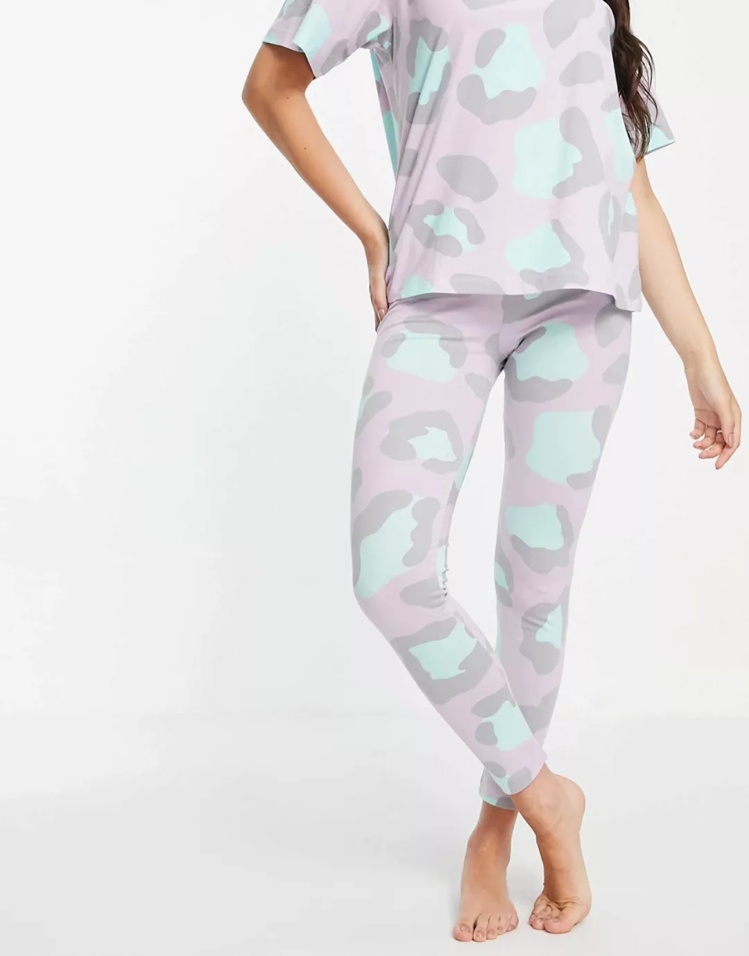 ASOS DESIGN – Oversize-Pyjamaset aus Jersey mit T-Shirt und Leggings in Lil günstig online kaufen