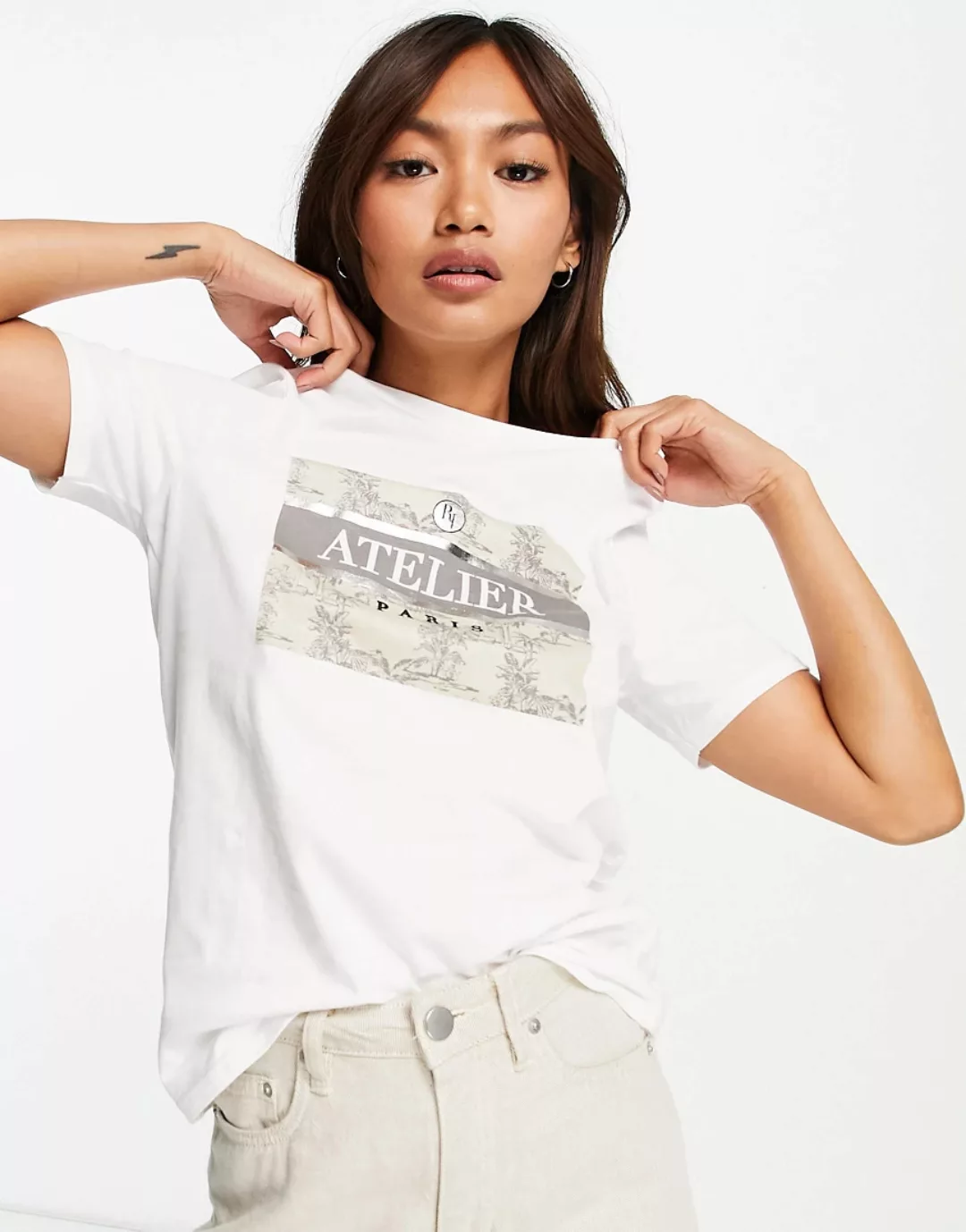 River Island – T-Shirt in Weiß mit kastenförmigem „Atelier“-Textprint günstig online kaufen