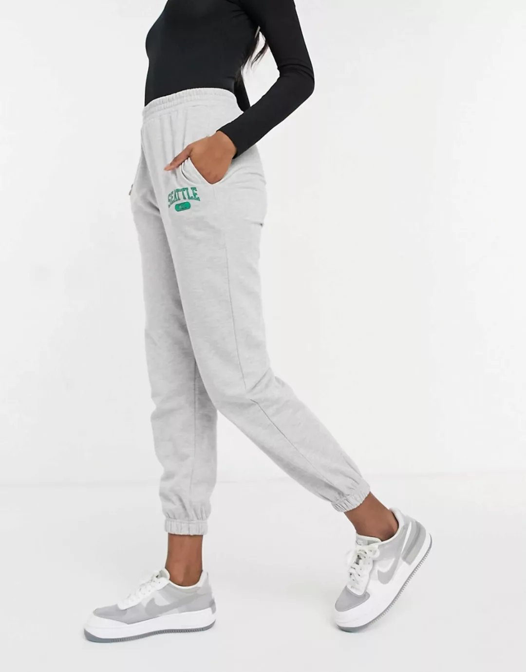 New Look – Jogginghose mit Bündchen und Seattle-Logo in Mittelgrau-Grün günstig online kaufen