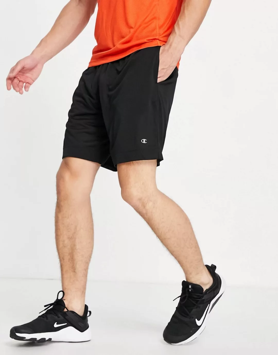 Champion – Sport-Shorts in Schwarz mit Logo günstig online kaufen