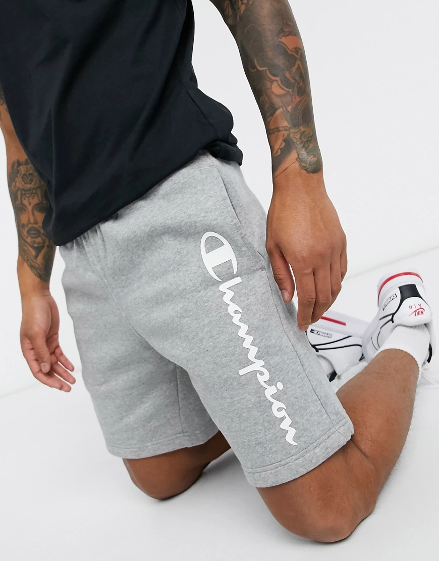 Champion – Graue Shorts mit großem Logo günstig online kaufen