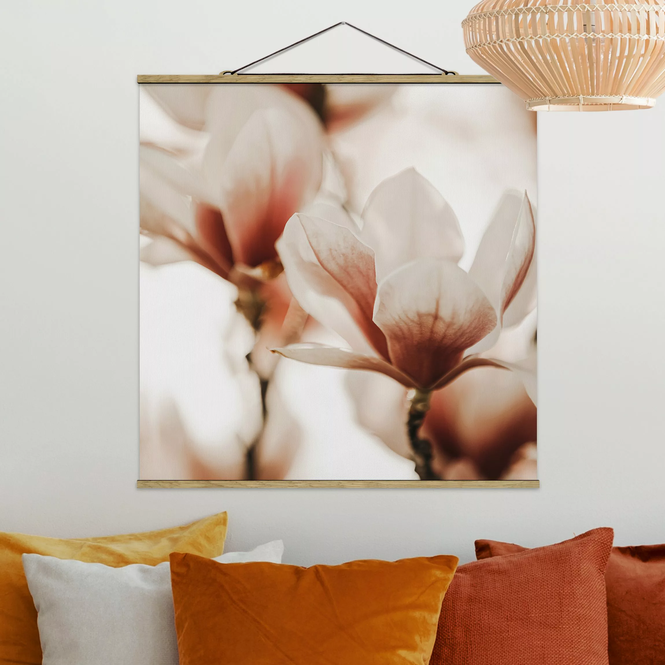 Stoffbild mit Posterleisten Zarte Magnolienblüten im Lichtspiel günstig online kaufen