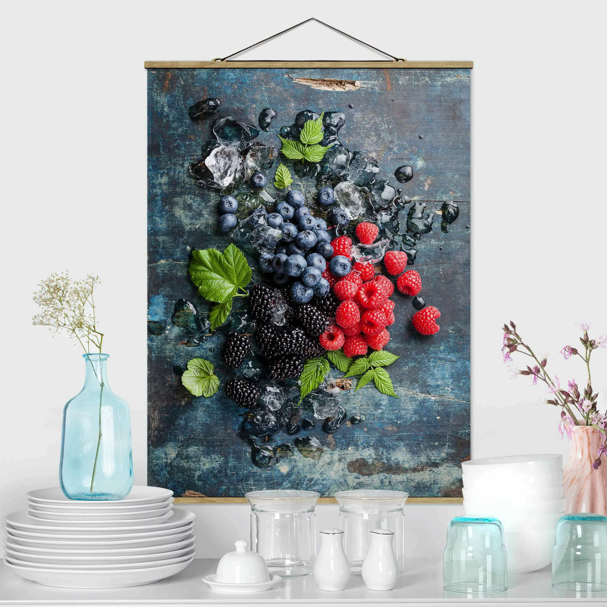 Stoffbild Küche mit Posterleisten - Hochformat Beerenmischung mit Eiswürfel günstig online kaufen