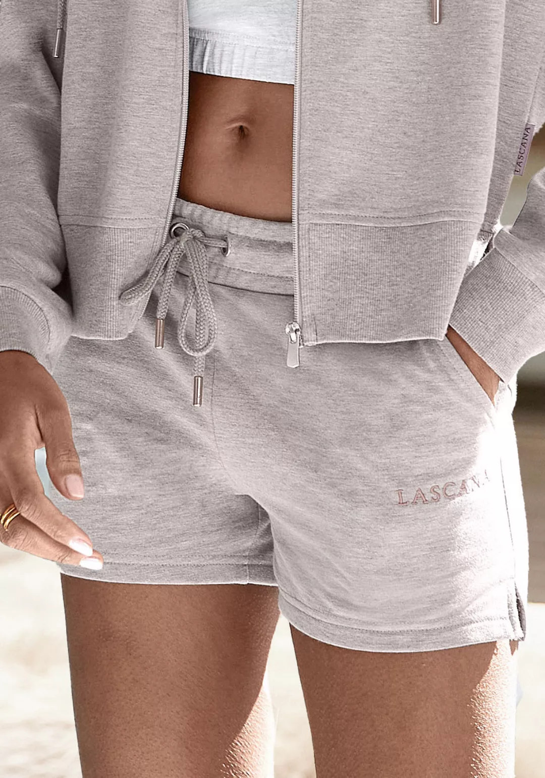 LASCANA Sweatshorts mit Logostickerei, Loungeanzug günstig online kaufen