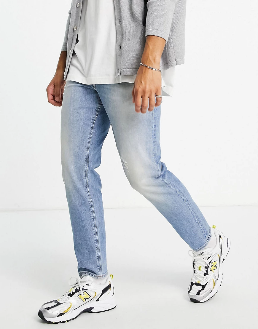 ASOS DESIGN – Schmal zulaufende Jeans in heller „Less Thirsty“-Waschung mit günstig online kaufen