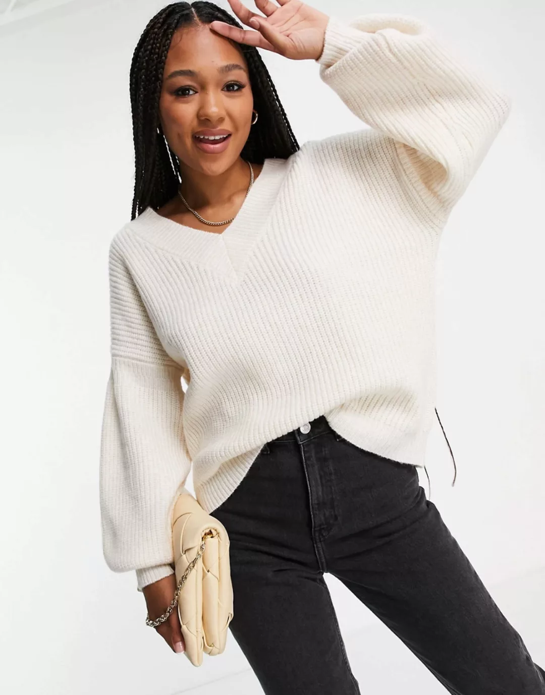 ASOS DESIGN – Flauschiger Pullover in Creme mit V-Ausschnitt-Weiß günstig online kaufen